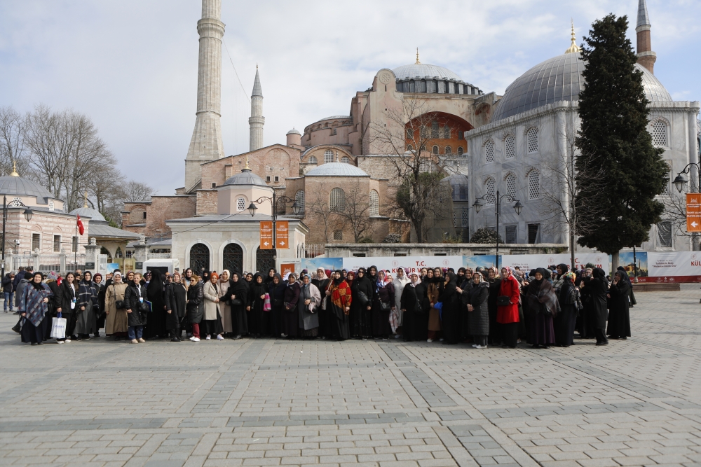 ARNAVUTKÖYLÜ KADINLAR İBADETHANELERİ ZİYARET EDİYOR