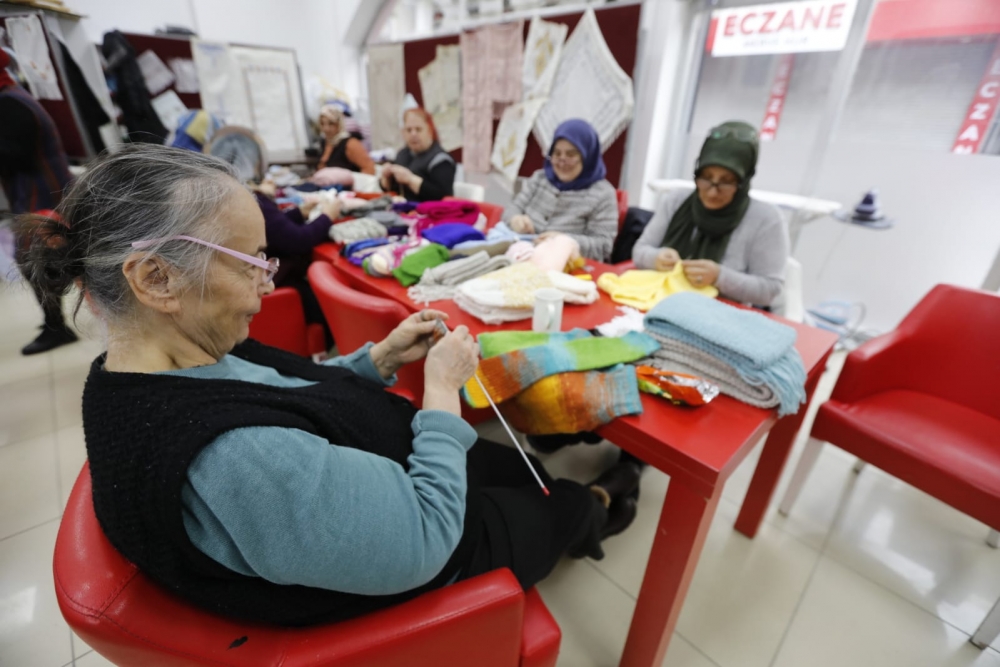 İlmeklerini Depremzedeler İçin Atıyorlar